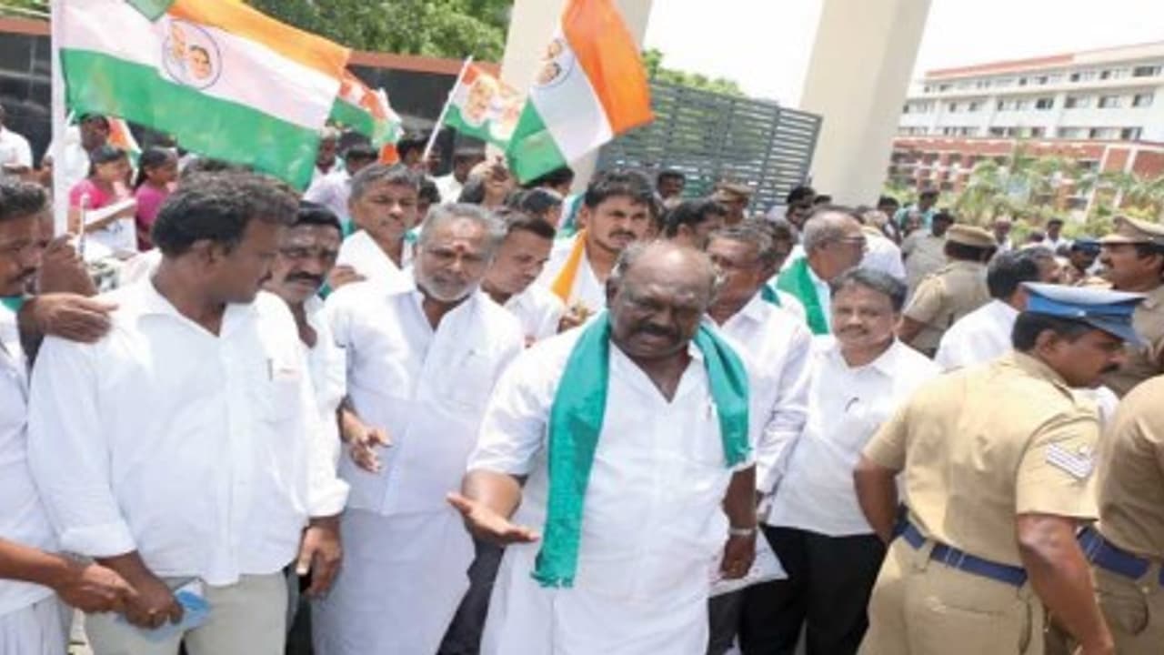 விவசாய கடன் முழுவதையும் தள்ளுபடி செய்ய வேண்டும் என்று தமாகவினர் போராட்டம்; விவசாய கடன் முழுவதையும் தள்ளுபடி செய்ய வேண்டும் என்று தமாகவினர் போராட்டம்;