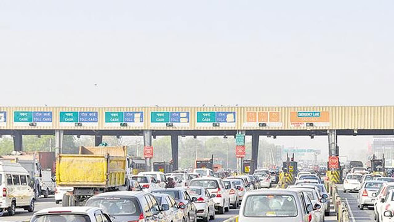 ടോള്‍ ബൂത്തുകളിലൂടെ കടന്നുപോകുന്ന സൈനികര്‍ക്ക് ഇനിമുതല്‍ ജീവനക്കാര്‍ സല്യൂട്ട് നല്‍കണം