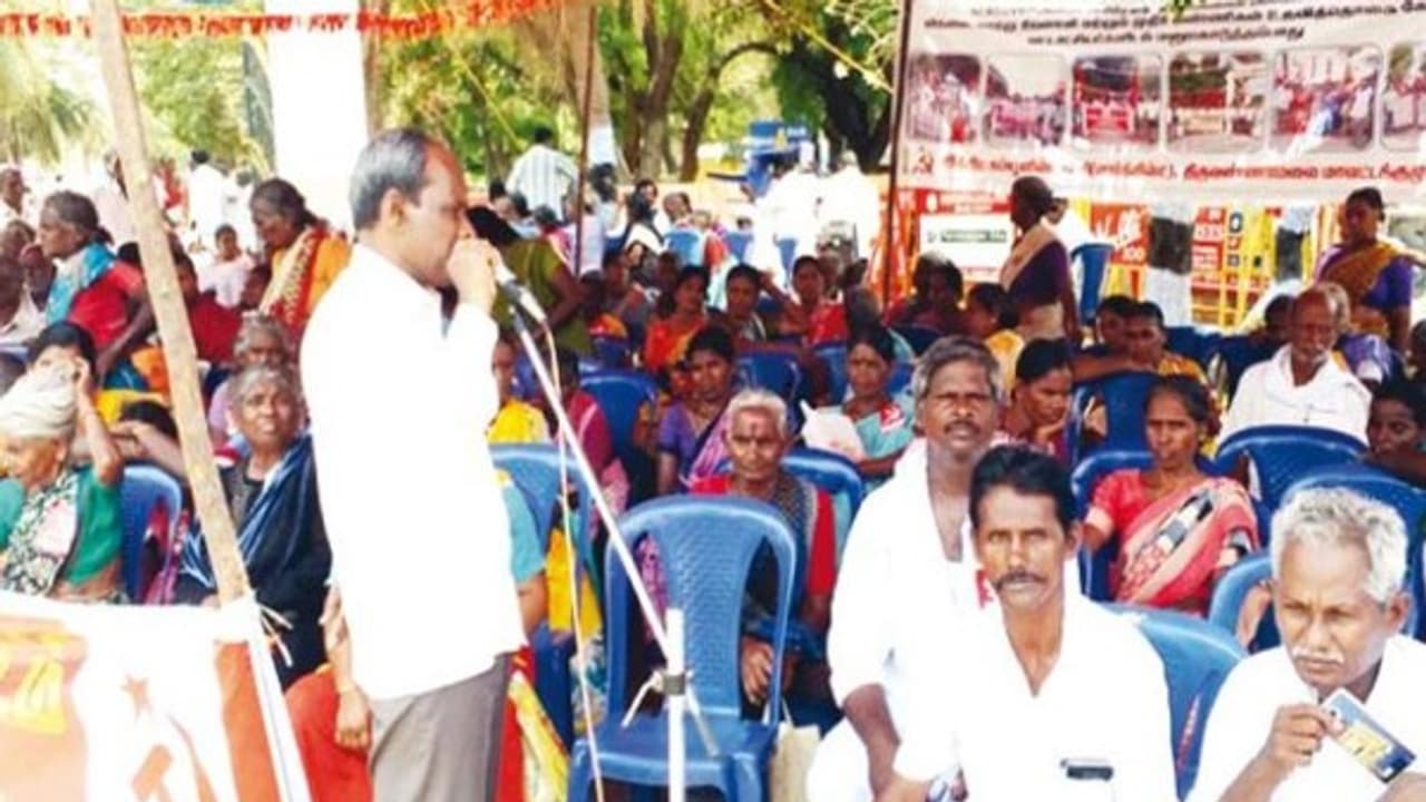 உதவி தொகையை மீண்டும் வழங்க வலியுறுத்தி மார்க்சிஸ்ட் கம்யூனிஸ்டு கட்சியினர் காத்திருக்கும் போராட்டம்... உதவி தொகையை மீண்டும் வழங்க வலியுறுத்தி மார்க்சிஸ்ட் கம்யூனிஸ்டு கட்சியினர் காத்திருக்கும் போராட்டம்...