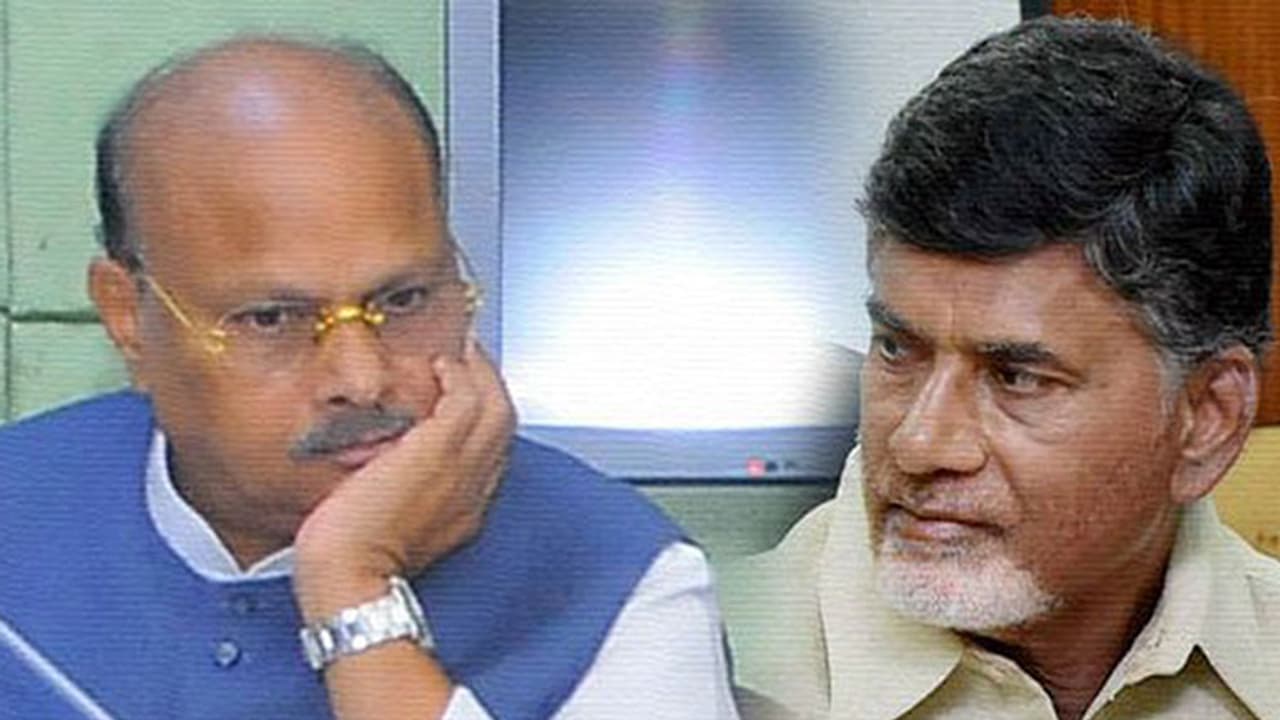 చంద్రబాబుకు నోటీసులా...ప్రపంచంలో ఎక్కడైనా ఉందా?: యనమల ఆగ్రహం చంద్రబాబుకు నోటీసులా...ప్రపంచంలో ఎక్కడైనా ఉందా?: యనమల ఆగ్రహం