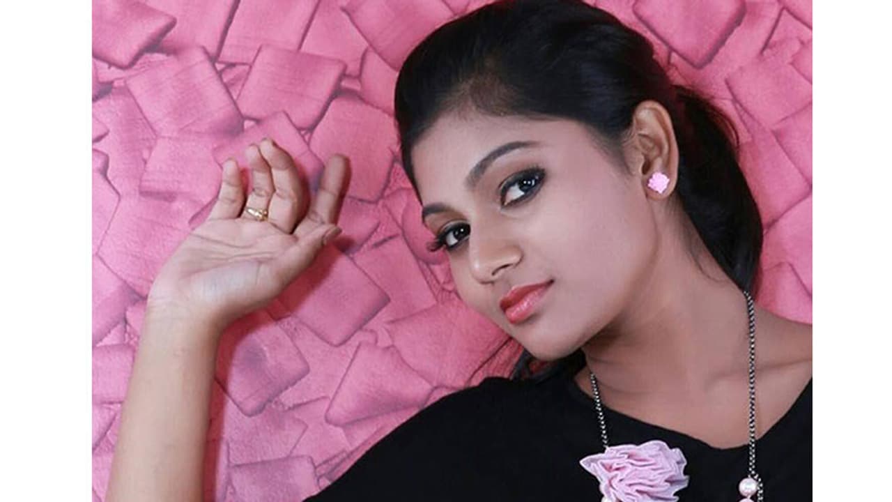 ജഗതി ശ്രീകുമാറിന്റെ മകള് ശ്രീലക്ഷ്മി പ്രവാസിയാകുന്നു ജഗതി ശ്രീകുമാറിന്റെ മകള് ശ്രീലക്ഷ്മി പ്രവാസിയാകുന്നു