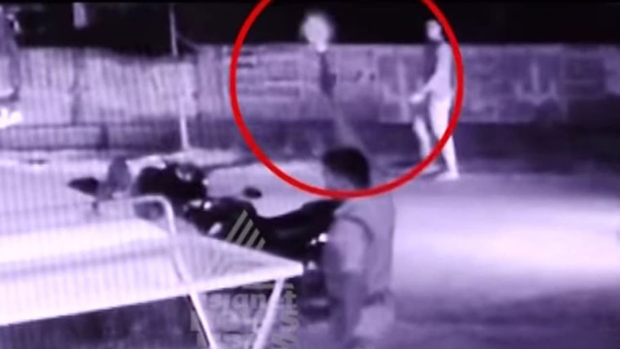 മലപ്പുറത്ത് സംഘര്ഷത്തിനിടെ എസ്.ഐ വെടിവെക്കുന്ന ദൃശ്യങ്ങള് പുറത്ത് മലപ്പുറത്ത് സംഘര്ഷത്തിനിടെ എസ്.ഐ വെടിവെക്കുന്ന ദൃശ്യങ്ങള് പുറത്ത്