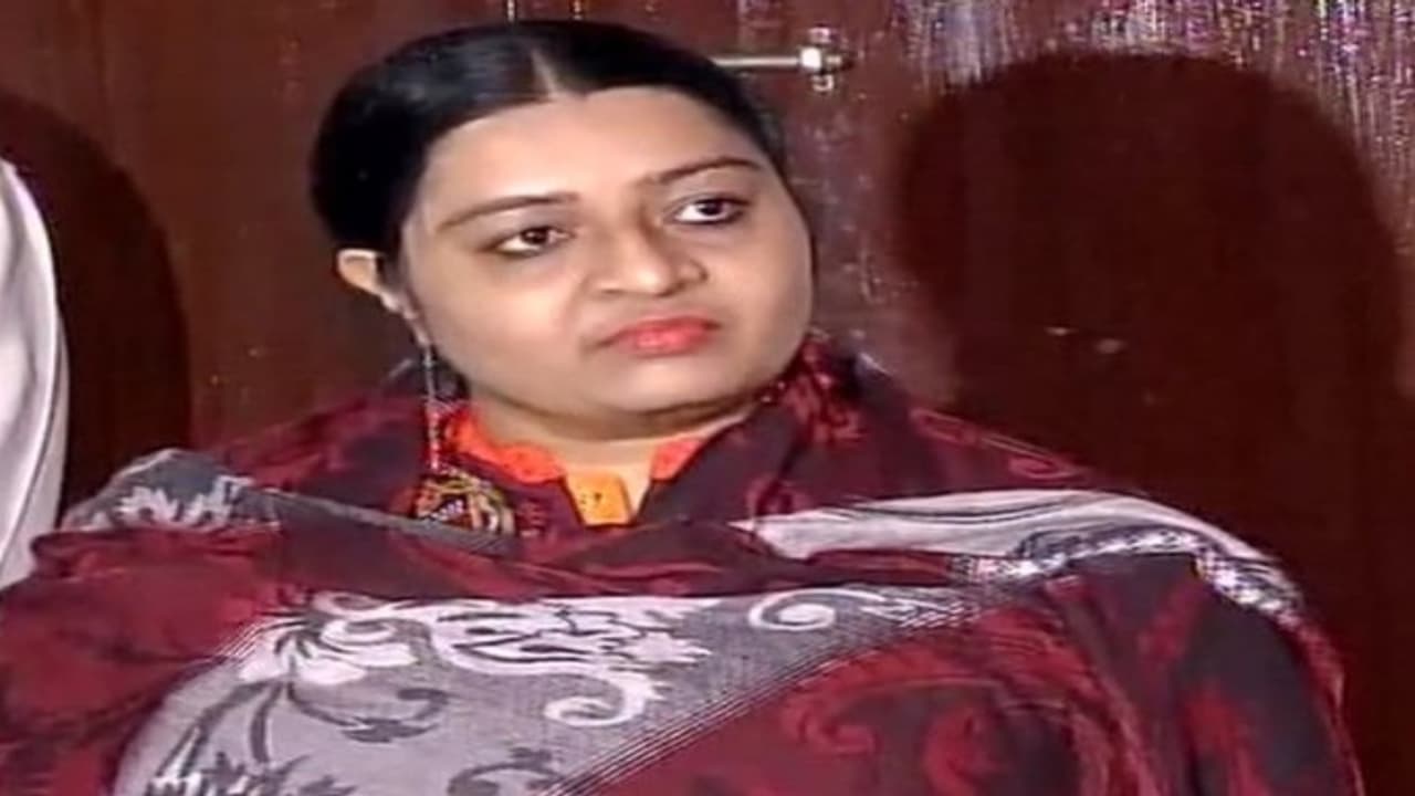 ஜெ.வின் சிறைத்தண்டனையை ஏற்க தயாரா...???தீபாவை சரமாரி கேள்விகள் கேட்ட நடிகர் ஜீவா... ஜெ.வின் சிறைத்தண்டனையை ஏற்க தயாரா...???தீபாவை சரமாரி கேள்விகள் கேட்ட நடிகர் ஜீவா...