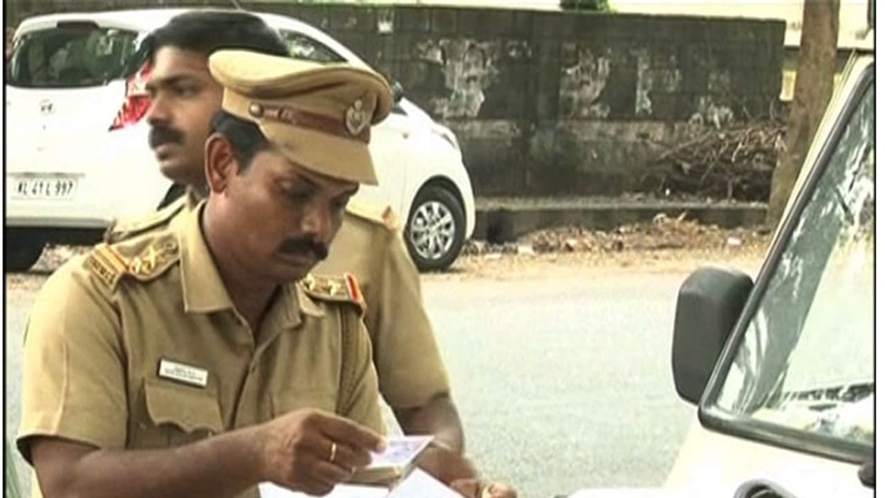 വ്യാജ ലൈസൻസ്; ആലുവയില് ഒരാള് അറസ്റ്റില് വ്യാജ ലൈസൻസ്; ആലുവയില് ഒരാള് അറസ്റ്റില്