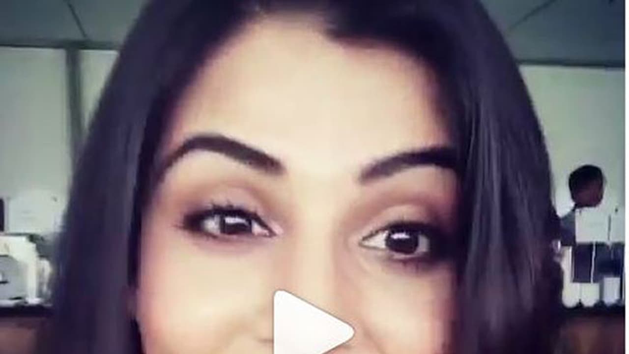 ബാറ്റേന്തി ഐപിഎല്ലിലെ സൂപ്പര് ഗേള് വീഡിയോ വൈറലാകുന്നു ബാറ്റേന്തി ഐപിഎല്ലിലെ സൂപ്പര് ഗേള് വീഡിയോ വൈറലാകുന്നു