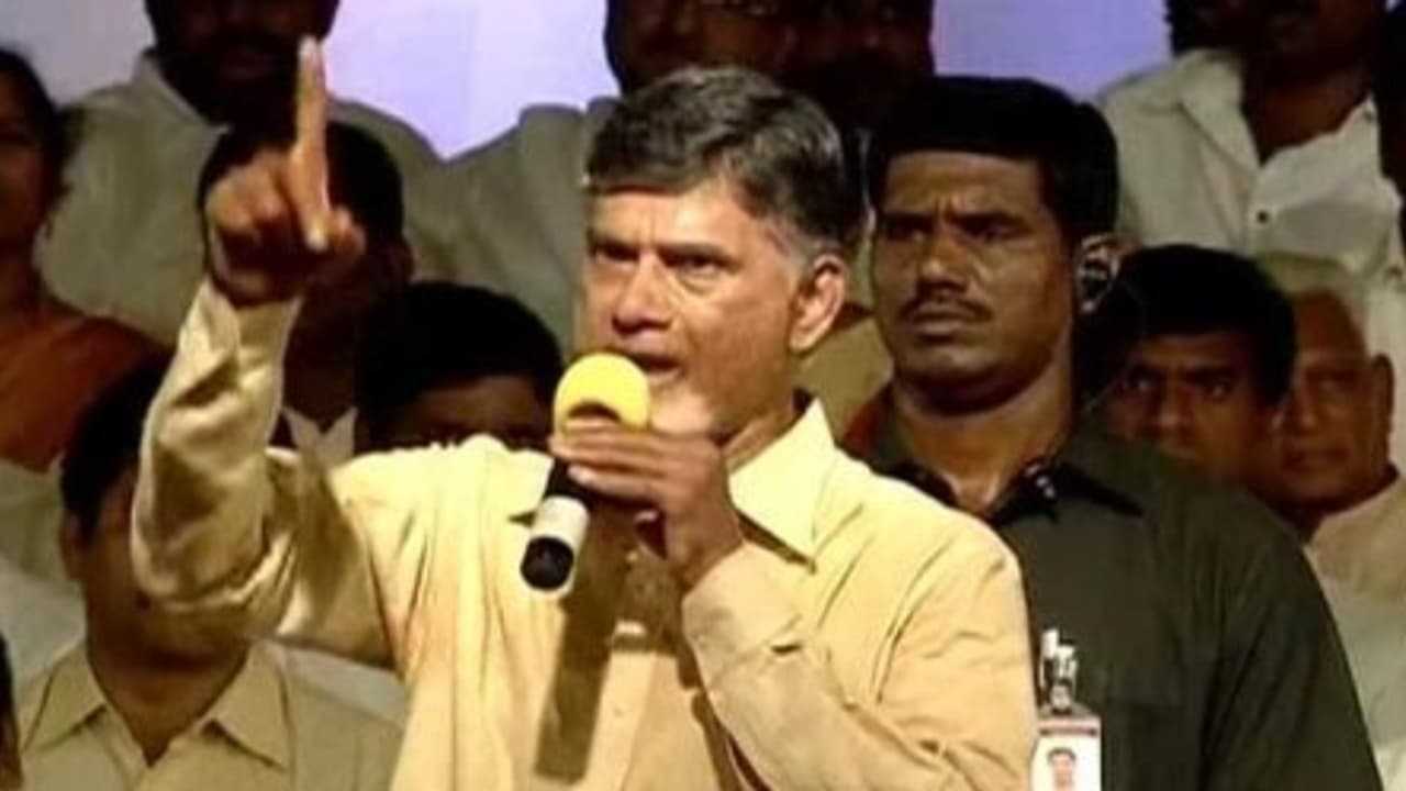 "பைத்தியமா நீ" கேள்வி கேட்ட குடிமகனை அசிங்கப்படுத்திய முதல்வர்... "பைத்தியமா நீ" கேள்வி கேட்ட குடிமகனை அசிங்கப்படுத்திய முதல்வர்...