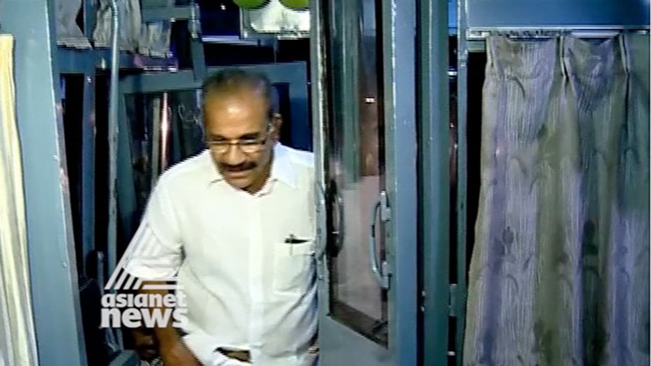 ഡീലക്സ് ബസില് യാത്ര ചെയ്ത് ഗതാഗത മന്ത്രി ഡീലക്സ് ബസില് യാത്ര ചെയ്ത് ഗതാഗത മന്ത്രി