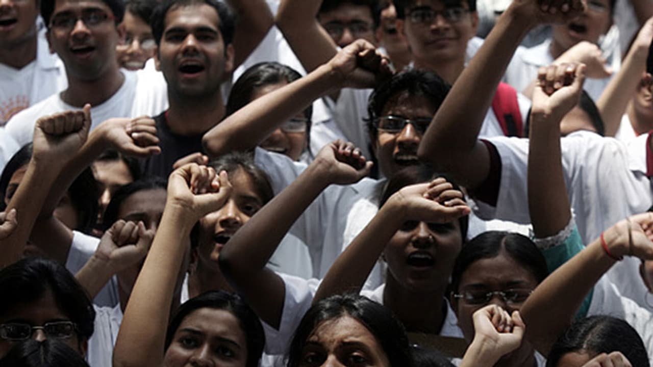 Kolkata doctors’ protest spreads to other parts of country; nationwide strike on June 17 Kolkata doctors’ protest spreads to other parts of country; nationwide strike on June 17