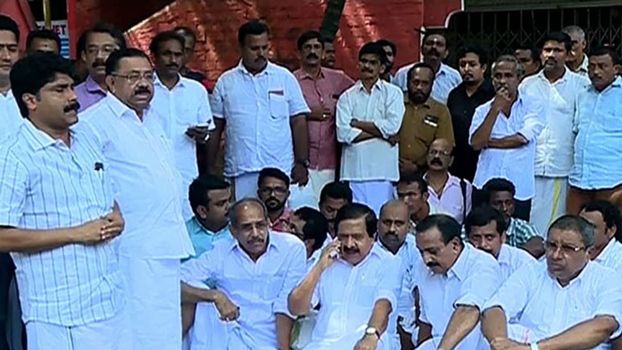 അണികളെപോലും അമ്പരപ്പിച്ച് ഹര്ത്താല് ദിനത്തില് ചെന്നിത്തലയുടെ 'ഇന്സ്റ്റന്റ്' ഉപവാസം അണികളെപോലും അമ്പരപ്പിച്ച് ഹര്ത്താല് ദിനത്തില് ചെന്നിത്തലയുടെ 'ഇന്സ്റ്റന്റ്' ഉപവാസം