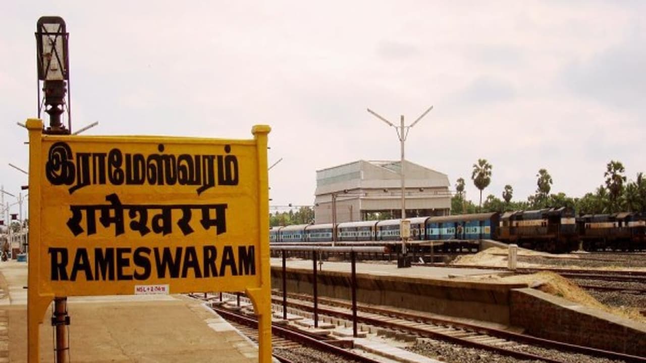 ரயிலில் ஓசியில் பயணம் செய்த ஆயிரம் பேர்! ராமேஸ்வரத்தில் ருசிகரம்! ரயிலில் ஓசியில் பயணம் செய்த ஆயிரம் பேர்! ராமேஸ்வரத்தில் ருசிகரம்!