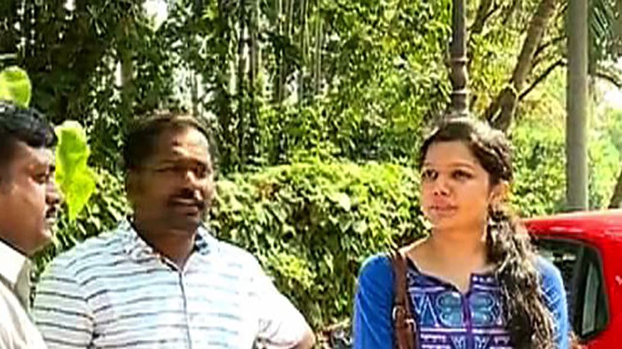 Con lady, aide nabbed while trying to exchange banned currencies Con lady, aide nabbed while trying to exchange banned currencies