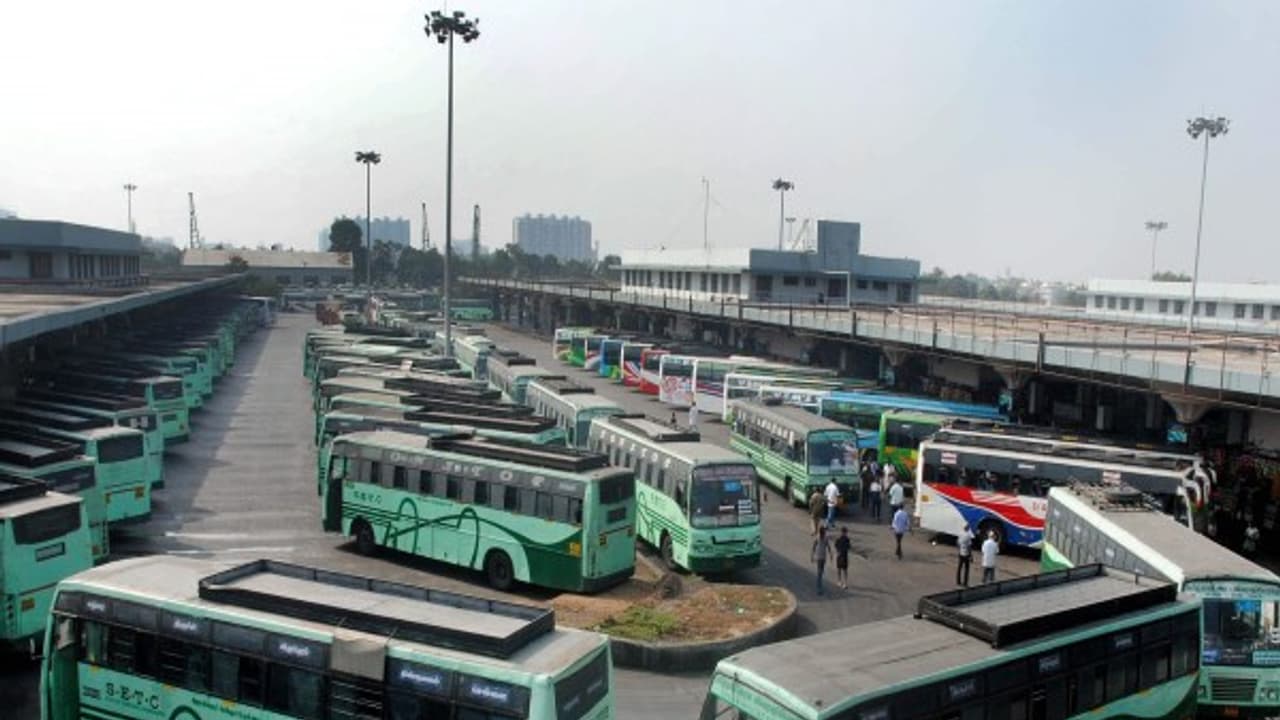 வேறு வழியின்றி உயர்த்தப்பட்ட பேருந்து கட்டணத்தை குறைத்தது தமிழக அரசு!! நாளை முதல் அமல் வேறு வழியின்றி உயர்த்தப்பட்ட பேருந்து கட்டணத்தை குறைத்தது தமிழக அரசு!! நாளை முதல் அமல்