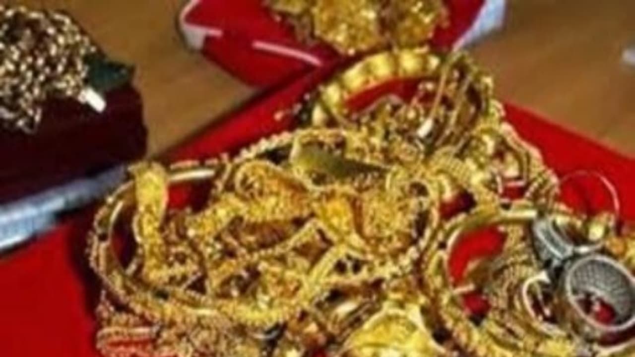 25 சவரன் தங்கம் 2 கிலோ வெள்ளி கொள்ளை திருவாரூர் அருகே துணிகரம்! 25 சவரன் தங்கம் 2 கிலோ வெள்ளி கொள்ளை திருவாரூர் அருகே துணிகரம்!