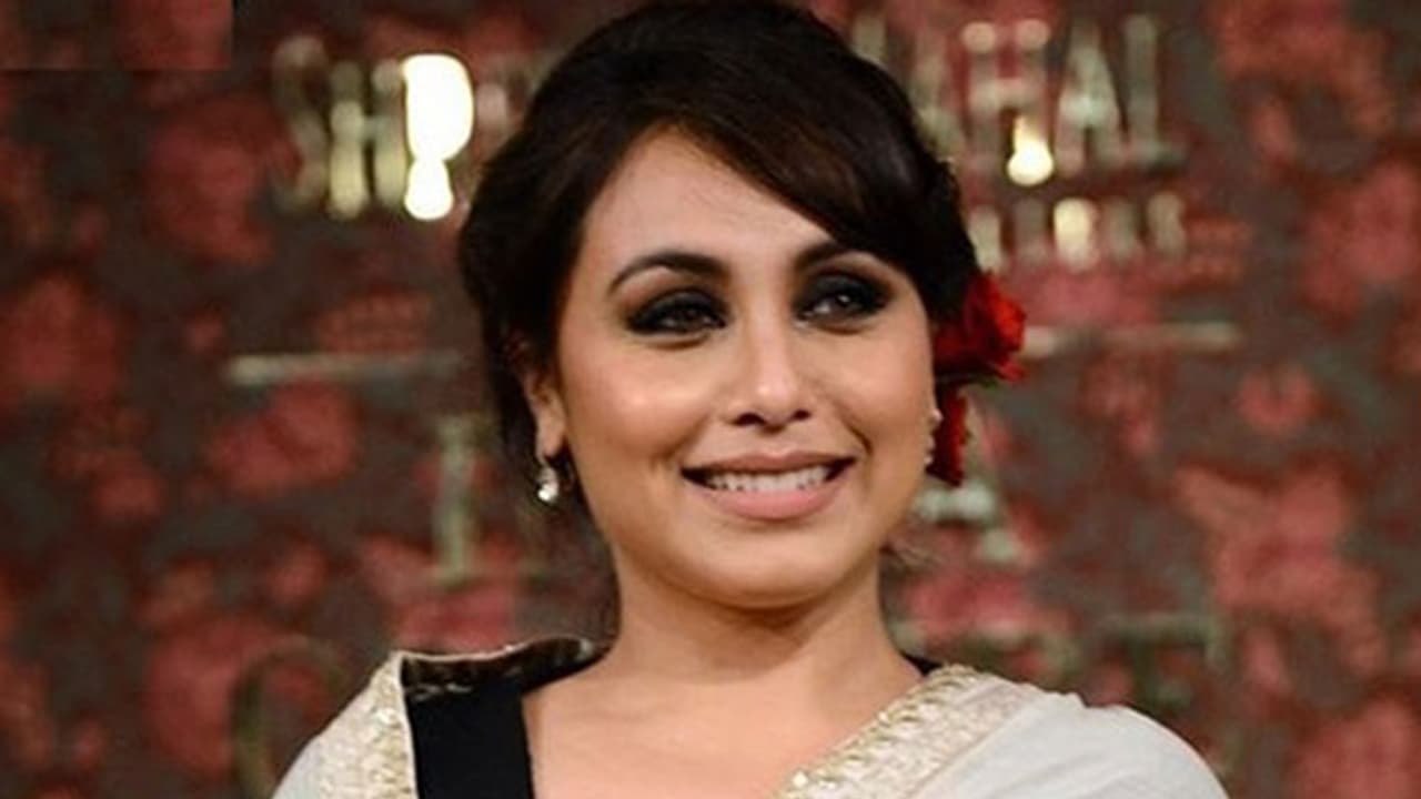Rani Mukherjee: ಸಲ್ವಾರ್​ ಕಮೀಜ್​ಗೆ ಬಾತ್​ರೂಂ ಚಪ್ಪಲ್ಲಾ? ಮೇಡಂ ಏನಿದು ಅಂತಿದ್ದಾರೆ ಟ್ರೋಲಿಗರು !