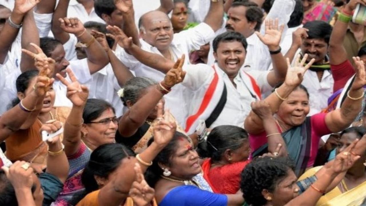 “இன்று மாலை பதவியேற்பு விழா…!!!” ரிசார்ட்டில் எம்எல்ஏக்கள் கொண்டாட்டம் “இன்று மாலை பதவியேற்பு விழா…!!!” ரிசார்ட்டில் எம்எல்ஏக்கள் கொண்டாட்டம்