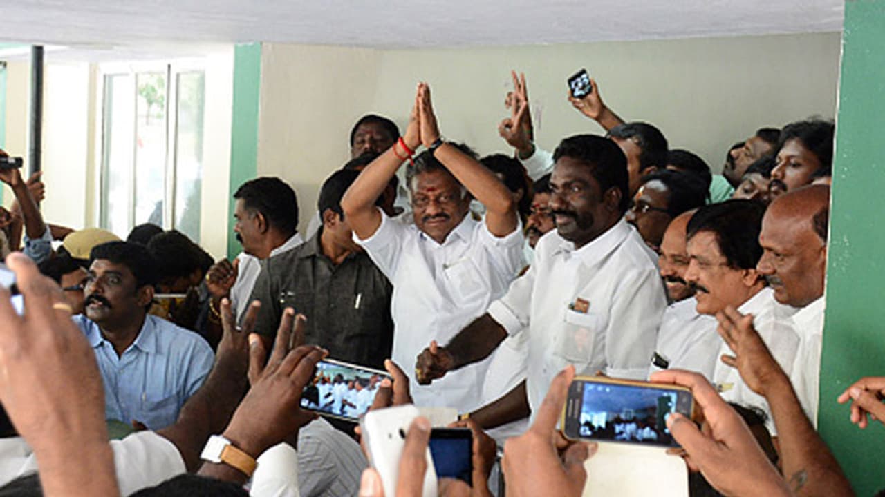 Panneerselvam’s convoy stopped on way to resort, Section 144 imposed Panneerselvam’s convoy stopped on way to resort, Section 144 imposed