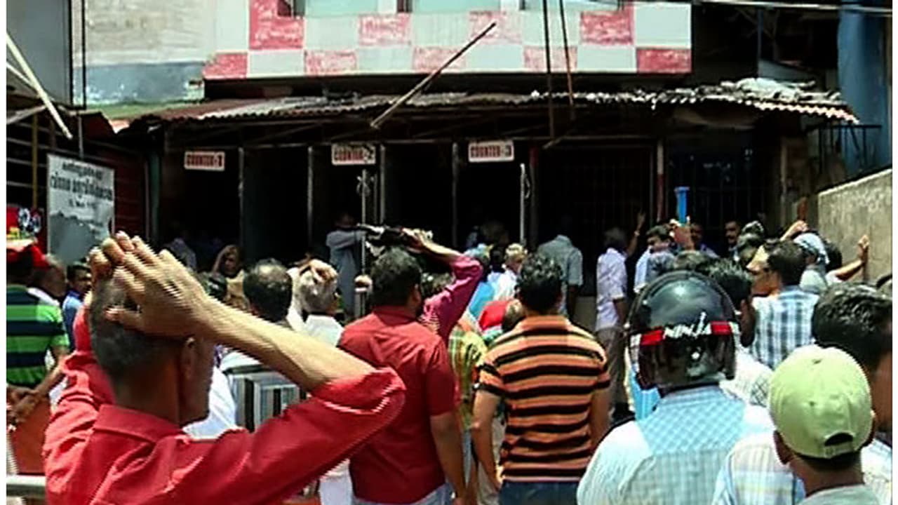 ജനപ്രിയ മദ്യങ്ങള് കിട്ടാനില്ല, 'ഡിസ്റ്റിലറികളിൽ നിർമാണം കുറഞ്ഞതാണ് കാരണം,വേഗത്തിൽ പരിഹാരം കാണും' എംബി രാജേഷ് ജനപ്രിയ മദ്യങ്ങള് കിട്ടാനില്ല, 'ഡിസ്റ്റിലറികളിൽ നിർമാണം കുറഞ്ഞതാണ് കാരണം,വേഗത്തിൽ പരിഹാരം കാണും' എംബി രാജേഷ്