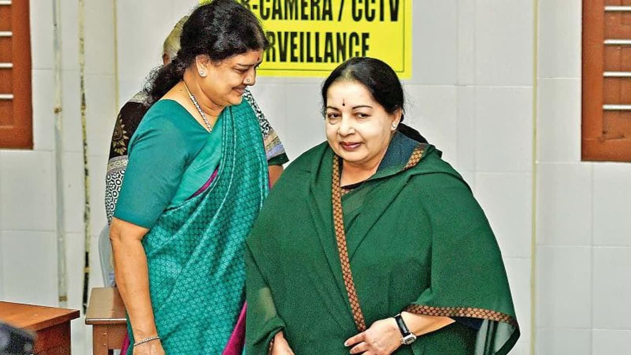 ஜெயலலிதாவை சிறைக்கு அனுப்பி... சசிகலாவின் முதல்வர் கனவை தகர்த்த வழக்கறிஞர் வெங்கட்ராமன் கொரோனா தாக்கி மரணம்..! ஜெயலலிதாவை சிறைக்கு அனுப்பி... சசிகலாவின் முதல்வர் கனவை தகர்த்த வழக்கறிஞர் வெங்கட்ராமன் கொரோனா தாக்கி மரணம்..!