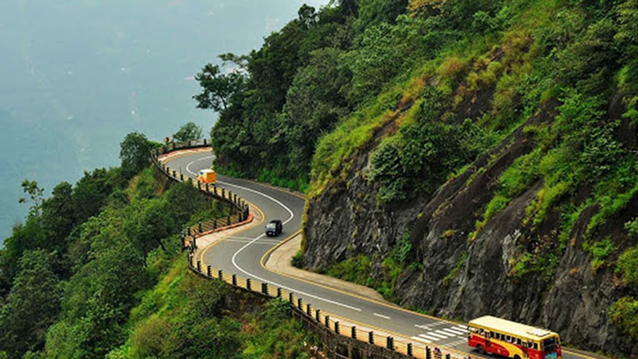 താമരശ്ശേരി ചുരത്തില് നിന്ന് രണ്ട് പേര് കൊക്കയിലേക്ക് വീണു, സംഭവം ബൈക്ക് അപകടത്തിൽ പെട്ട് താമരശ്ശേരി ചുരത്തില് നിന്ന് രണ്ട് പേര് കൊക്കയിലേക്ക് വീണു, സംഭവം ബൈക്ക് അപകടത്തിൽ പെട്ട്