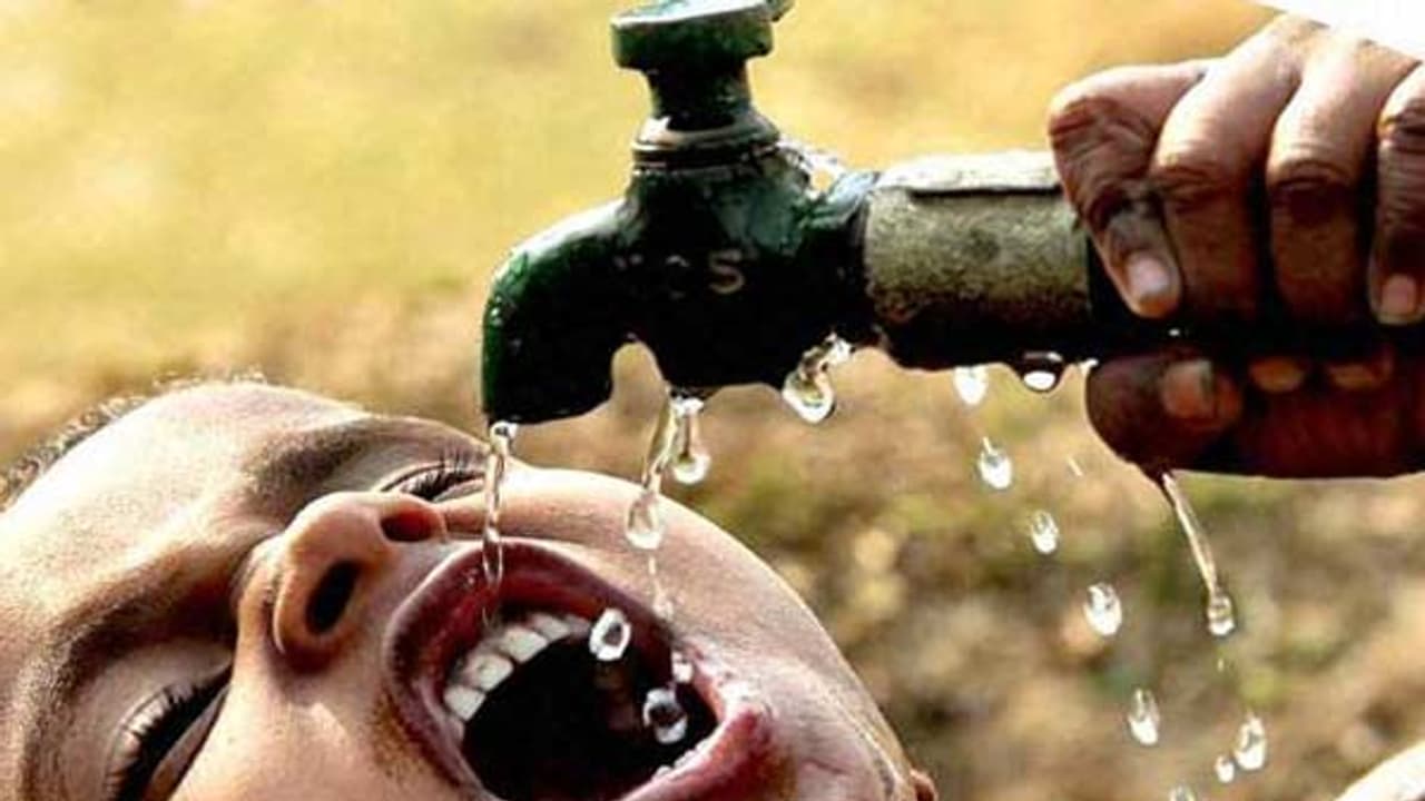 ಹಳ್ಳ ಹಿಡಿದ ನೀರು ಶುದ್ಧೀಕರಣ ಘಟಕಗಳು: ನೀರಿಗಾಗಿ ಜನರ ಪರದಾಟ ಹಳ್ಳ ಹಿಡಿದ ನೀರು ಶುದ್ಧೀಕರಣ ಘಟಕಗಳು: ನೀರಿಗಾಗಿ ಜನರ ಪರದಾಟ