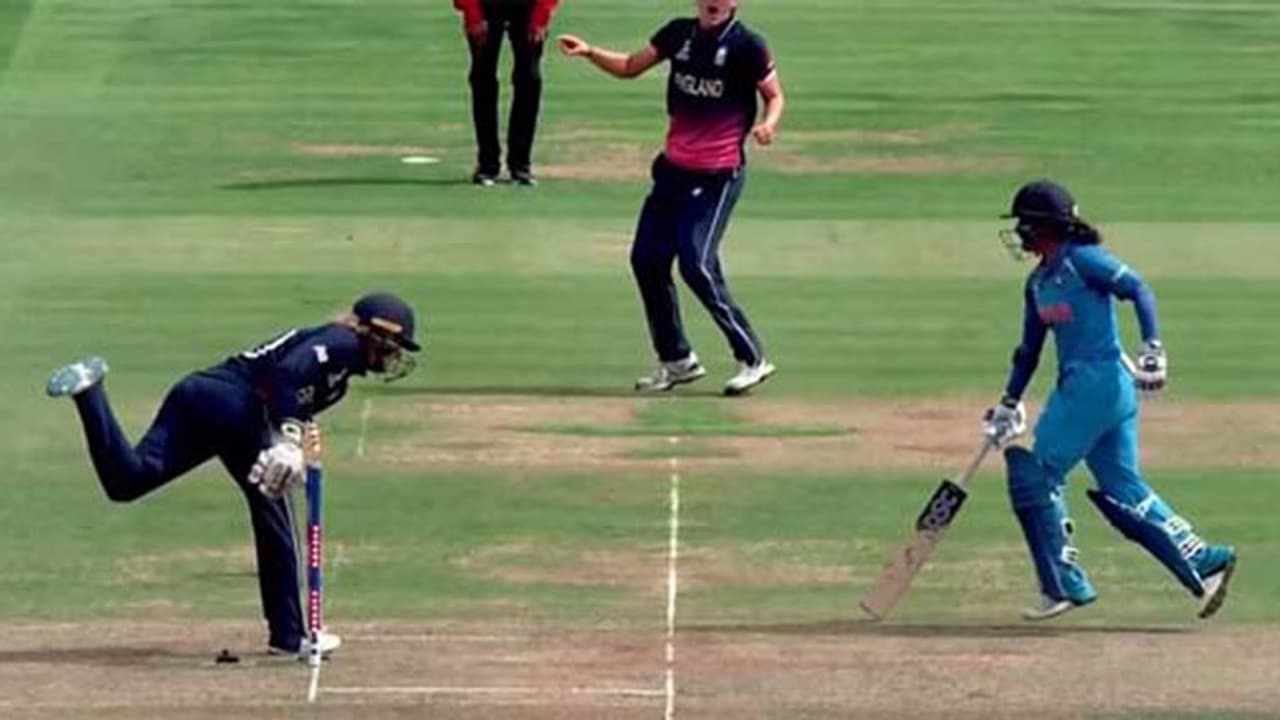 ಮಿಥಾಲಿ ರನೌಟ್ ಆಗಿದ್ದು ಅವರು ಹಾಕಿದ್ದ ಶೂನಿಂದ...! ಮಿಥಾಲಿ ರನೌಟ್ ಆಗಿದ್ದು ಅವರು ಹಾಕಿದ್ದ ಶೂನಿಂದ...!