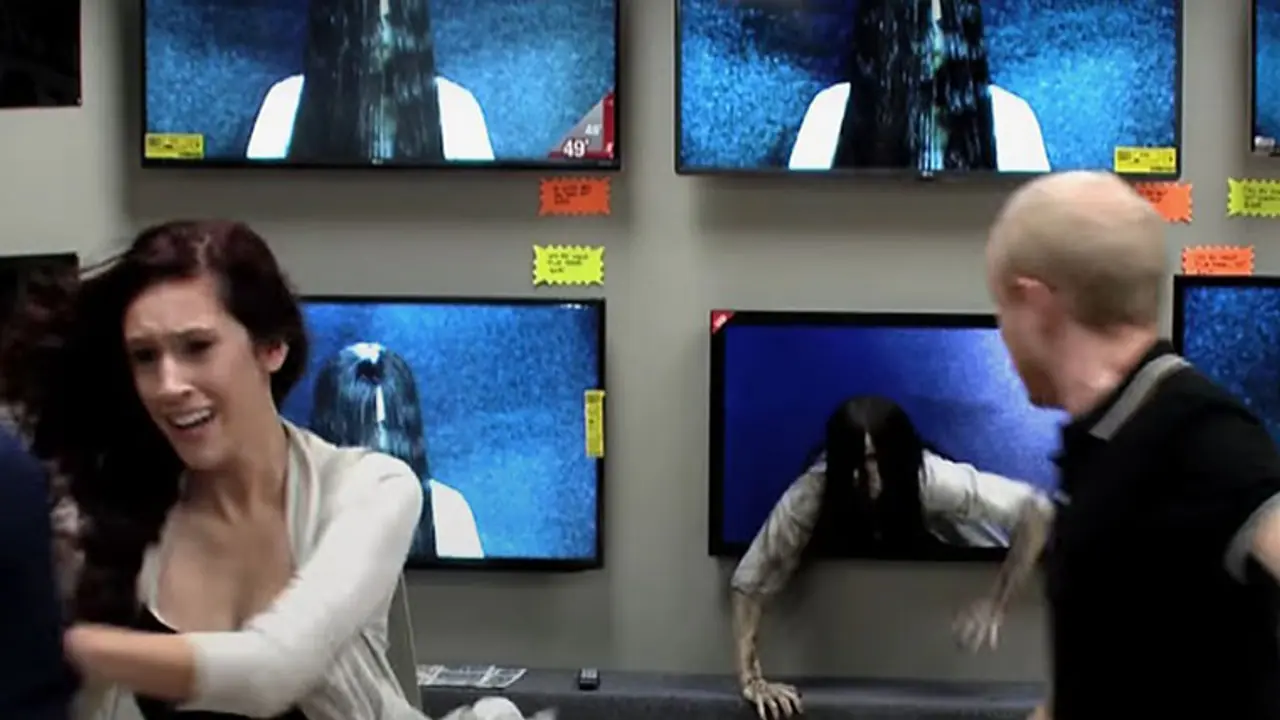 ടിവിയില് നിന്നും ഇതാ ഒരു പ്രേതം ഇറങ്ങിവരുന്നു.! ടിവിയില് നിന്നും ഇതാ ഒരു പ്രേതം ഇറങ്ങിവരുന്നു.!