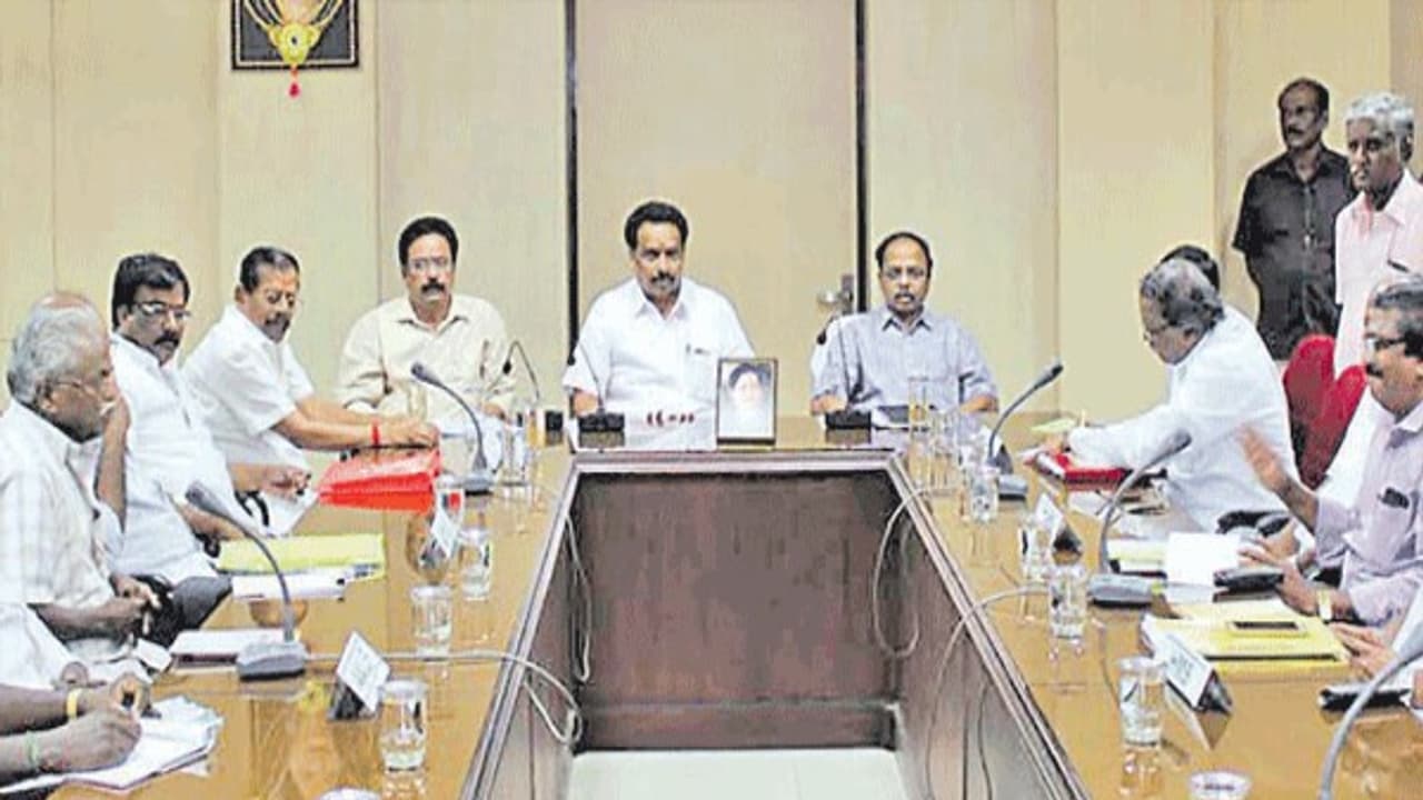 ஸ்டிரைக்குக்கு முட்டுகட்டை போட்ட அமைச்சர் எம்.ஆர். விஜயபாஸ்கர் பேச்சுவார்த்தையில் உடன்பாடு...!