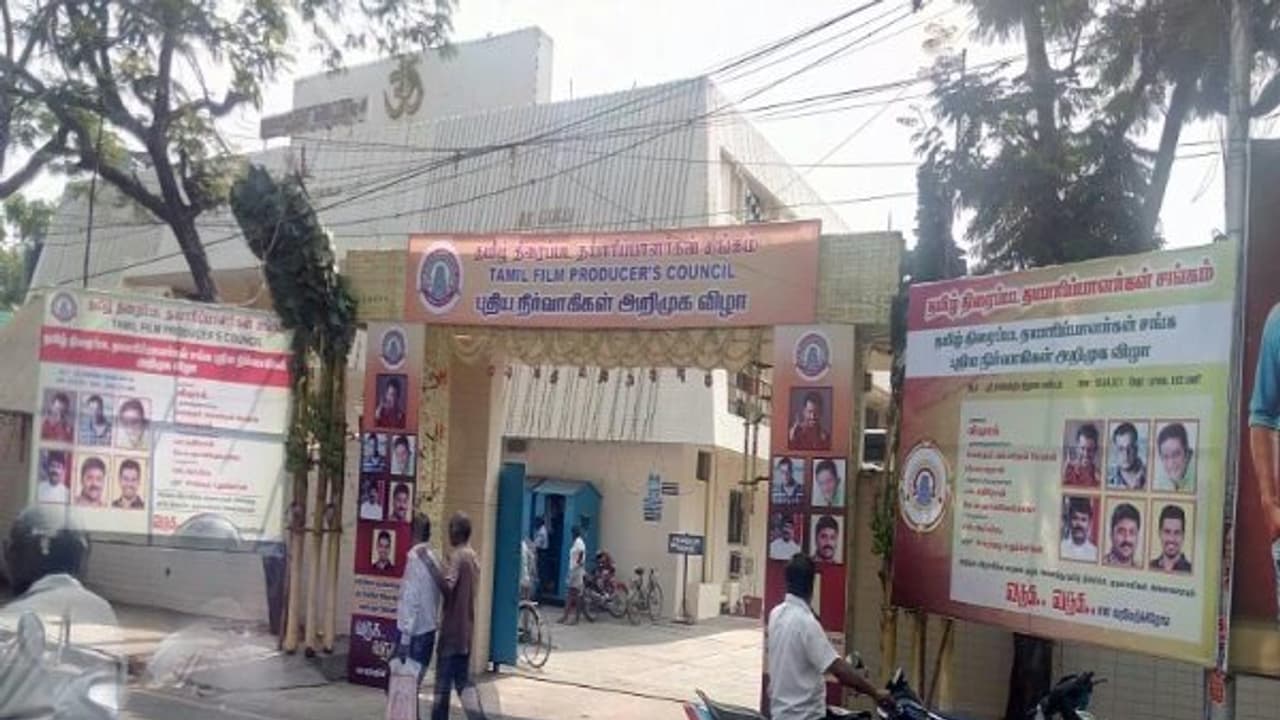 இடிக்கப்படும் ராகவேந்திரா மண்டபம்: ரஜினியின் பரபர பிளான்கள்... இடிக்கப்படும் ராகவேந்திரா மண்டபம்: ரஜினியின் பரபர பிளான்கள்...