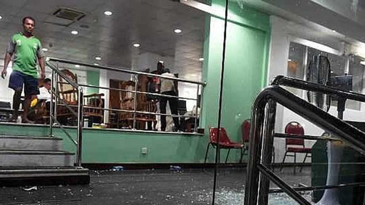 ನಿದಾಸ್ ಟ್ರೋಫಿ ಟೂರ್ನಿಯಲ್ಲಿ ಡ್ರೆಸ್ಸಿಂಗ್ ರೂಂ ಗಾಜು ಒಡೆದದ್ದು ಯಾರು ಗೊತ್ತಾ..? ನಿದಾಸ್ ಟ್ರೋಫಿ ಟೂರ್ನಿಯಲ್ಲಿ ಡ್ರೆಸ್ಸಿಂಗ್ ರೂಂ ಗಾಜು ಒಡೆದದ್ದು ಯಾರು ಗೊತ್ತಾ..?