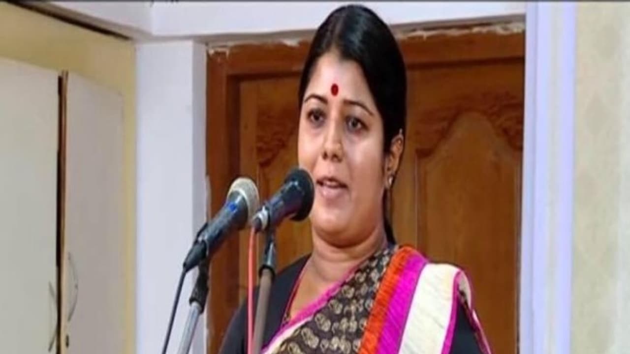 இப்படி கீழ்த்தரமாகவா விஜயகாந்தை விமர்சிப்பது! அரசியல் நாகரிகத்தை அமைச்சர் கற்றுக் கொள்ள வேண்டும்! கிருஷ்ணபிரியா கண்டனம்!