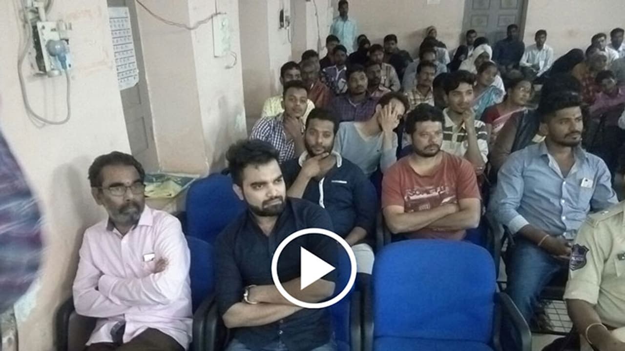 ఎట్టకేలకు యాంకర్ ప్రదీప్ బైటికొచ్చిండు (వీడియో) ఎట్టకేలకు యాంకర్ ప్రదీప్ బైటికొచ్చిండు (వీడియో)