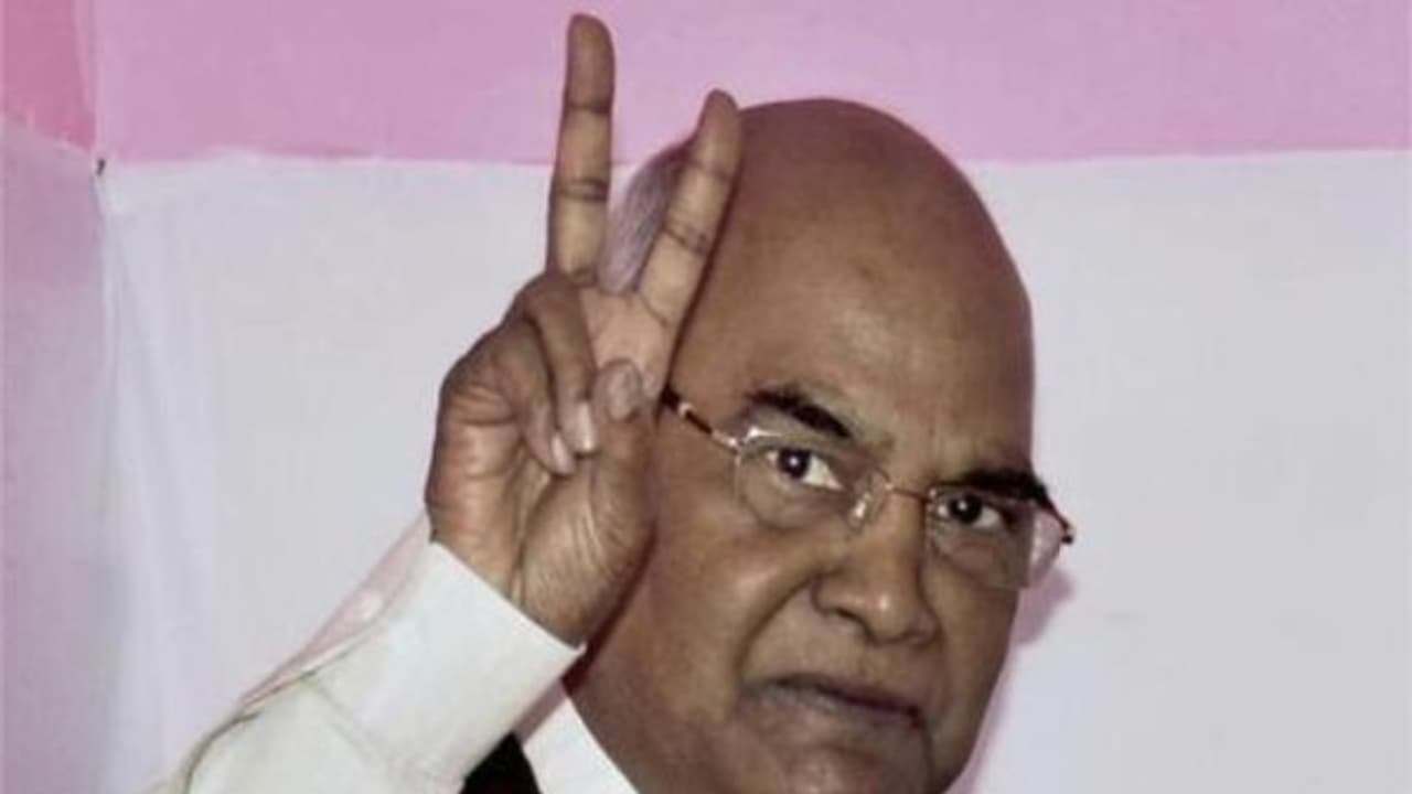 20 எம்.எல்.ஏக்கள் தகுதி நீக்கத்துக்கு 'OK' சொன்ன ஜனாதிபதி...! நீடிக்குமா ஆளுங்கட்சி...? 20 எம்.எல்.ஏக்கள் தகுதி நீக்கத்துக்கு 'OK' சொன்ன ஜனாதிபதி...! நீடிக்குமா ஆளுங்கட்சி...?