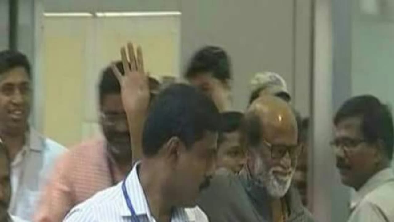 ரஜினி எனும் போதை வஸ்துவை பயன்படுத்தி தமிழர்களின் உத்வேகத்தை சிதைக்கும் பி.ஜே.பி.: பற்றி எரியும் ஆரத்தி போட்டோ விவகாரம். ரஜினி எனும் போதை வஸ்துவை பயன்படுத்தி தமிழர்களின் உத்வேகத்தை சிதைக்கும் பி.ஜே.பி.: பற்றி எரியும் ஆரத்தி போட்டோ விவகாரம்.