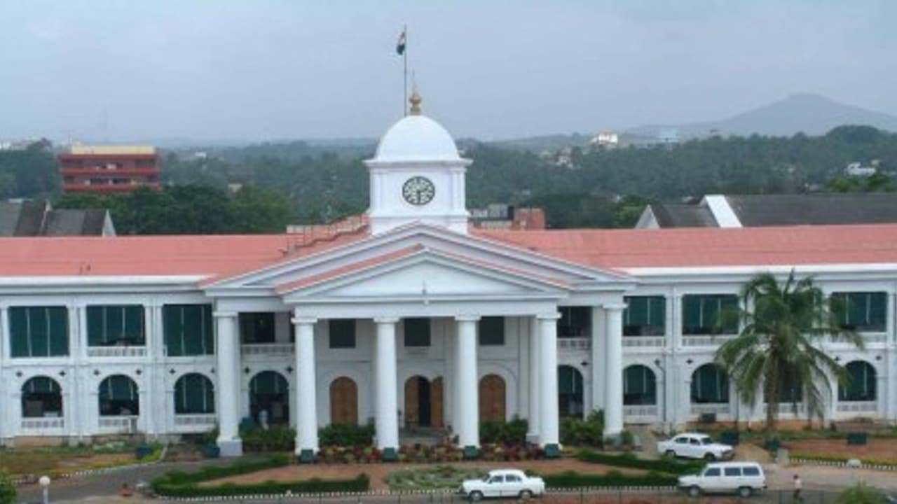 സെക്രട്ടേറിയേറ്റിൽ ഇനി കർശന പരിശോധന; ശരീര ഊഷ്മാവ് പരിശോധിക്കും, നിയന്ത്രണവും വരും സെക്രട്ടേറിയേറ്റിൽ ഇനി കർശന പരിശോധന; ശരീര ഊഷ്മാവ് പരിശോധിക്കും, നിയന്ത്രണവും വരും