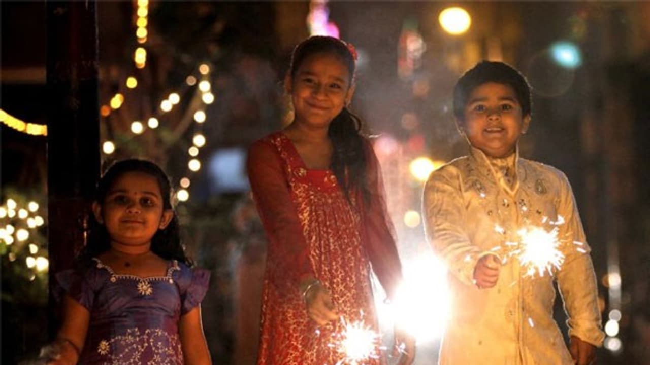 பட்டாசு வெடிக்கலாமாம் ஆனா புகை மட்டும் வரக்கூடாதாம்! அமைச்சரின் சீரியஸ் காமெடி... பட்டாசு வெடிக்கலாமாம் ஆனா புகை மட்டும் வரக்கூடாதாம்! அமைச்சரின் சீரியஸ் காமெடி...