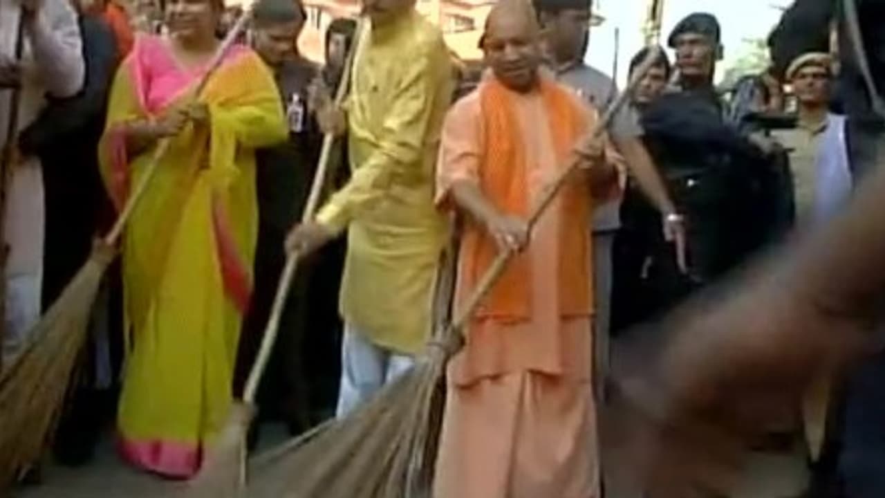 "என் மாநிலத்தை நான் சுத்தப்படுத்தாமல் வேறு யார் சுத்தப்படுத்துவது?" துடைப்பத்துடன் களத்தில் குதித்த ஆதித்யநாத் "என் மாநிலத்தை நான் சுத்தப்படுத்தாமல் வேறு யார் சுத்தப்படுத்துவது?" துடைப்பத்துடன் களத்தில் குதித்த ஆதித்யநாத்