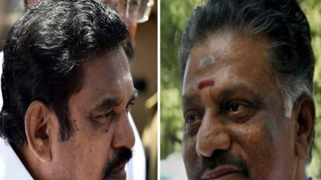 సీఎం పదవికి పళని, పన్నీరు పోటీ: ఎటూ తేల్చని ఎఐఏడీఎంకె సీఎం పదవికి పళని, పన్నీరు పోటీ: ఎటూ తేల్చని ఎఐఏడీఎంకె