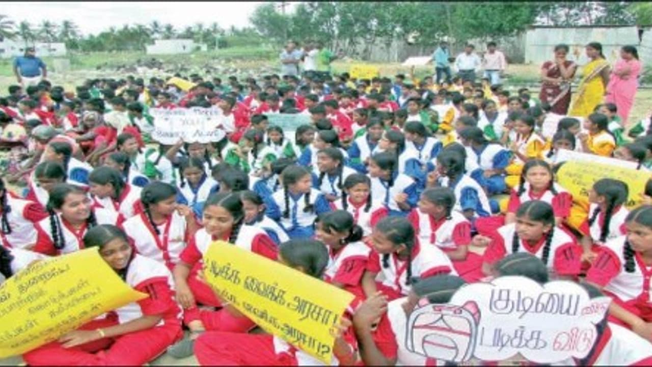 சாராயக் கடையை உடனடியாக மூட வேண்டி மாணவ, மாணவிகள் பெண்கள் போராட்டம்; சாராயக் கடையை உடனடியாக மூட வேண்டி மாணவ, மாணவிகள் பெண்கள் போராட்டம்;