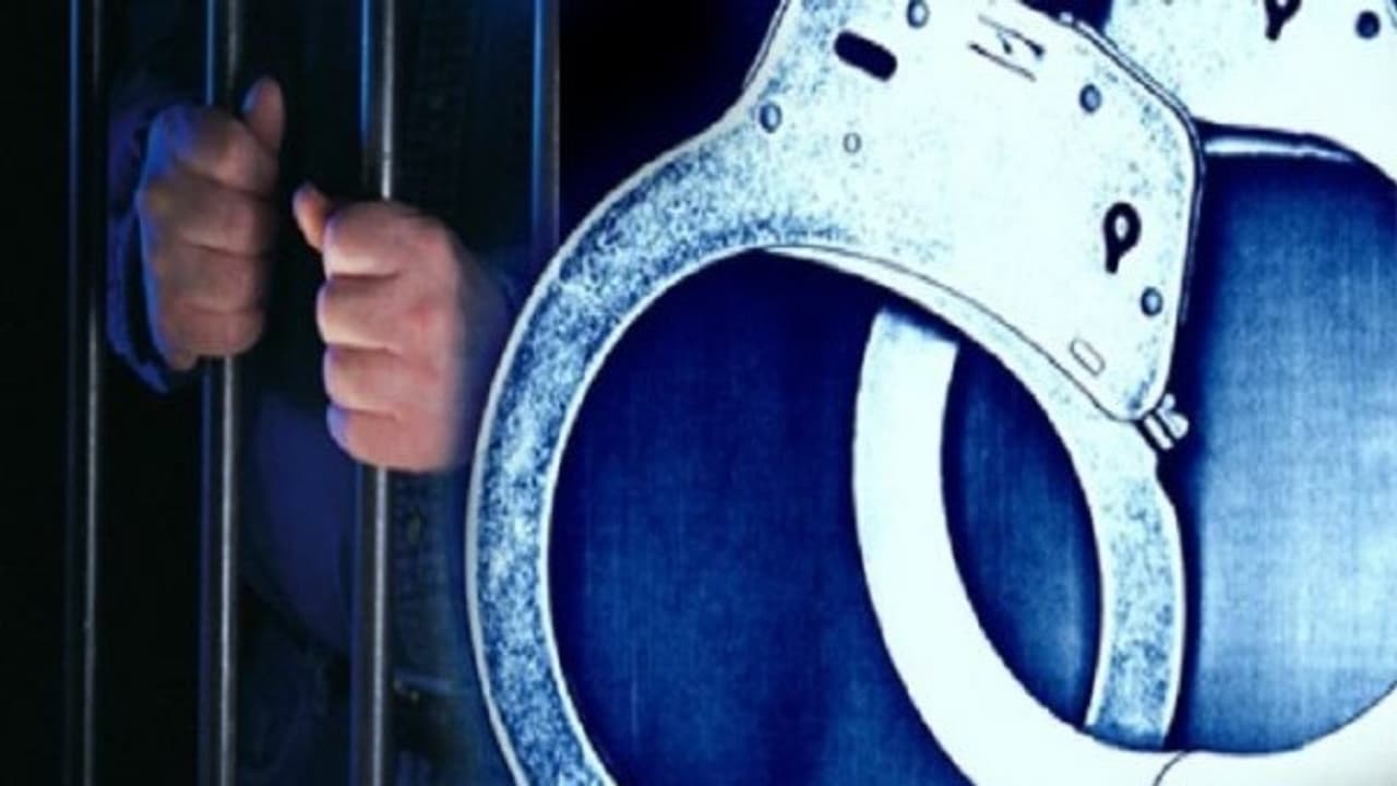 ஆண் வேடமிட்டு கல்லூரி பேராசிரியரின் மனைவியிடம் சங்கிலி பறிக்க முயன்ற எதிர்வீட்டு பெண் கைது... ஆண் வேடமிட்டு கல்லூரி பேராசிரியரின் மனைவியிடம் சங்கிலி பறிக்க முயன்ற எதிர்வீட்டு பெண் கைது...