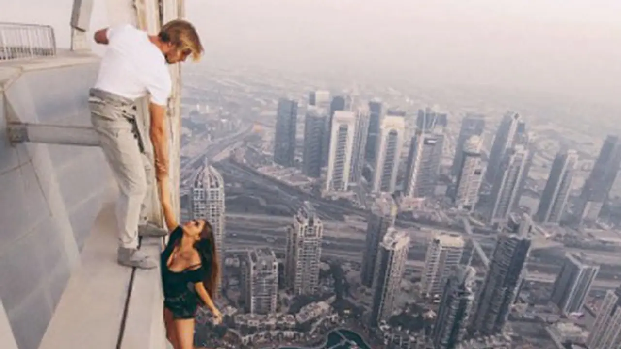 This woman put her life in someone else’s hand for an Instagram worthy photo This woman put her life in someone else’s hand for an Instagram worthy photo