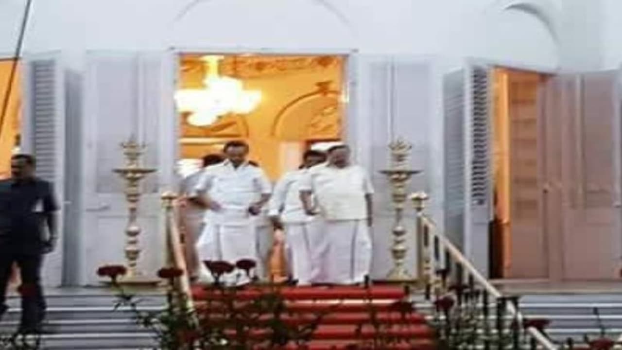 ஆட்டோவுக்கு தீ வைத்தது போலீஸ்தான்…வீடியோ ஆதாரங்களுடன் கவர்னரிடம் ஸ்டாலின் புகார்… ஆட்டோவுக்கு தீ வைத்தது போலீஸ்தான்…வீடியோ ஆதாரங்களுடன் கவர்னரிடம் ஸ்டாலின் புகார்…