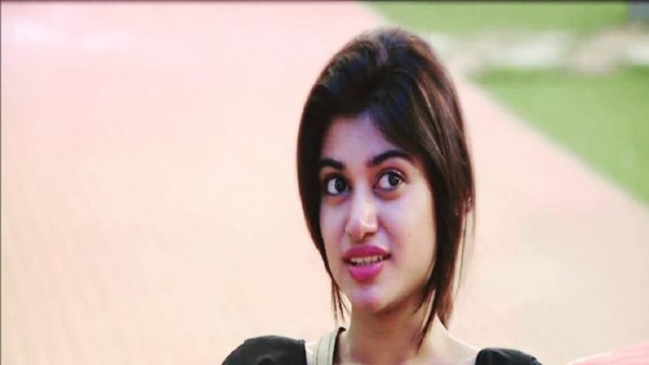 ஓவியா இல்லாத வீட்டிற்கு செல்லமுடியாது...பிரபல நடிகர் அதிரடி ட்விட்... ஓவியா இல்லாத வீட்டிற்கு செல்லமுடியாது...பிரபல நடிகர் அதிரடி ட்விட்...