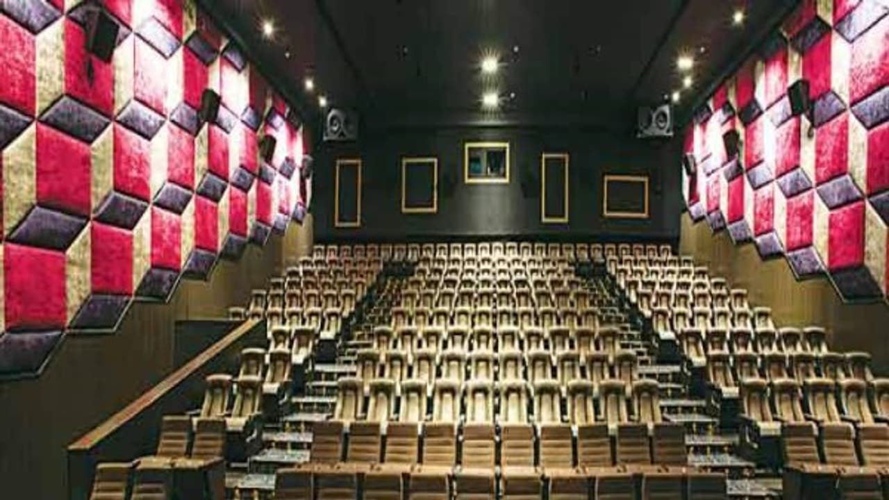 8% கேளிக்கை வரியை ரத்து செய்யக் கோரி வேலூரில் இருக்கும் 50 திரையரங்குகளும் மூடப்பட்டன... 8% கேளிக்கை வரியை ரத்து செய்யக் கோரி வேலூரில் இருக்கும் 50 திரையரங்குகளும் மூடப்பட்டன...