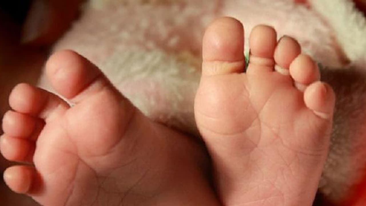 ആറാമതും പെണ്കുട്ടി; നവജാത ശിശുവിനെ അച്ഛന് കുത്തിക്കൊന്നു ആറാമതും പെണ്കുട്ടി; നവജാത ശിശുവിനെ അച്ഛന് കുത്തിക്കൊന്നു