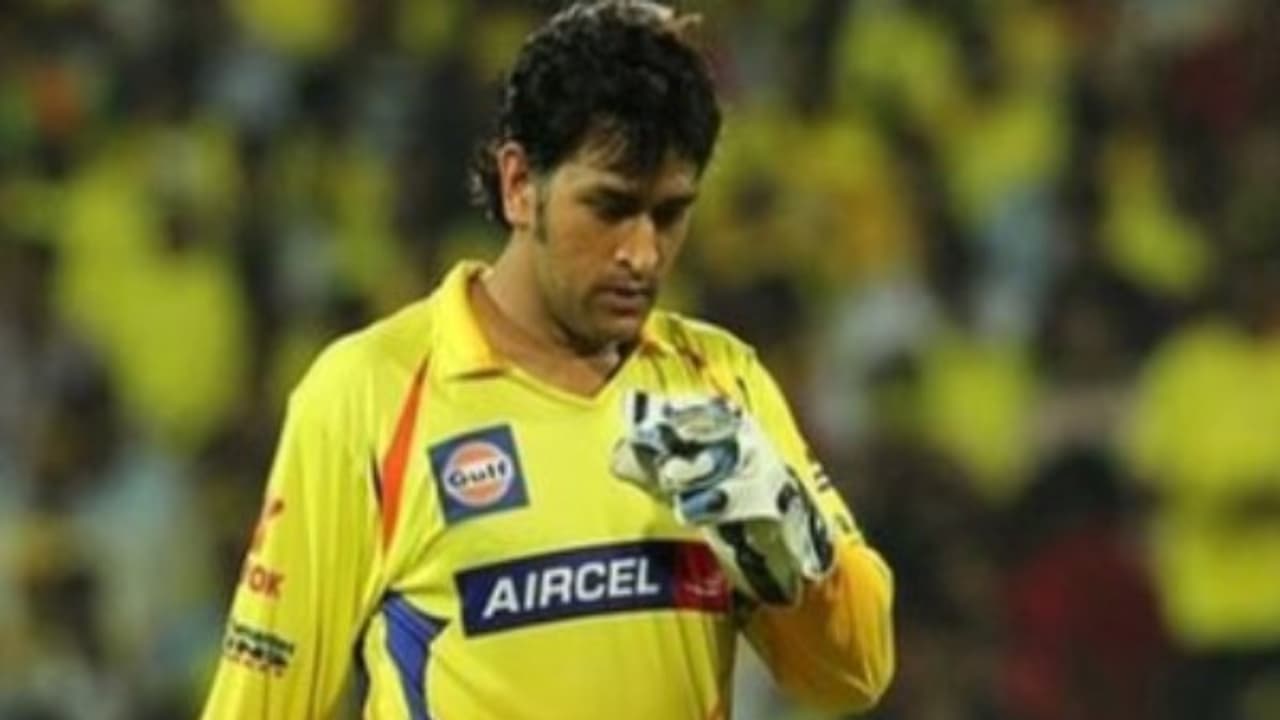 நீங்க கேட்ச்சை விட்டுட்டு, பவுலர்களை குறை சொல்லாதீங்க!! தோனியை வறுத்தெடுக்கும் நெட்டிசன்கள் நீங்க கேட்ச்சை விட்டுட்டு, பவுலர்களை குறை சொல்லாதீங்க!! தோனியை வறுத்தெடுக்கும் நெட்டிசன்கள்