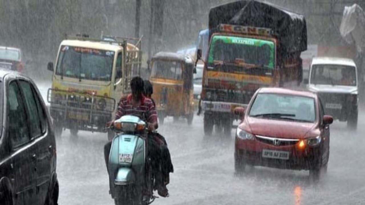 சென்னையில் சட்டென்று மாறிய வானிலை.. கனமழை பெய்து வருவதால் மக்கள் மகிழ்ச்சி.. சென்னையில் சட்டென்று மாறிய வானிலை.. கனமழை பெய்து வருவதால் மக்கள் மகிழ்ச்சி..