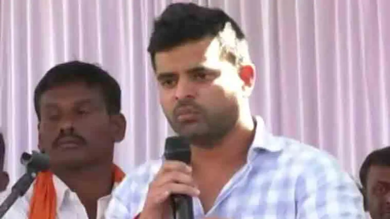 ದಳದಲ್ಲಿ ಭುಗಿಲೆದ್ದ ‘ಅಸಮಾಧಾನ’ದ ಹೊಗೆ : ಈಗ ಎಲ್ಲವೂ ಸರಿಯಿಲ್ಲ ದಳದಲ್ಲಿ ಭುಗಿಲೆದ್ದ ‘ಅಸಮಾಧಾನ’ದ ಹೊಗೆ : ಈಗ ಎಲ್ಲವೂ ಸರಿಯಿಲ್ಲ