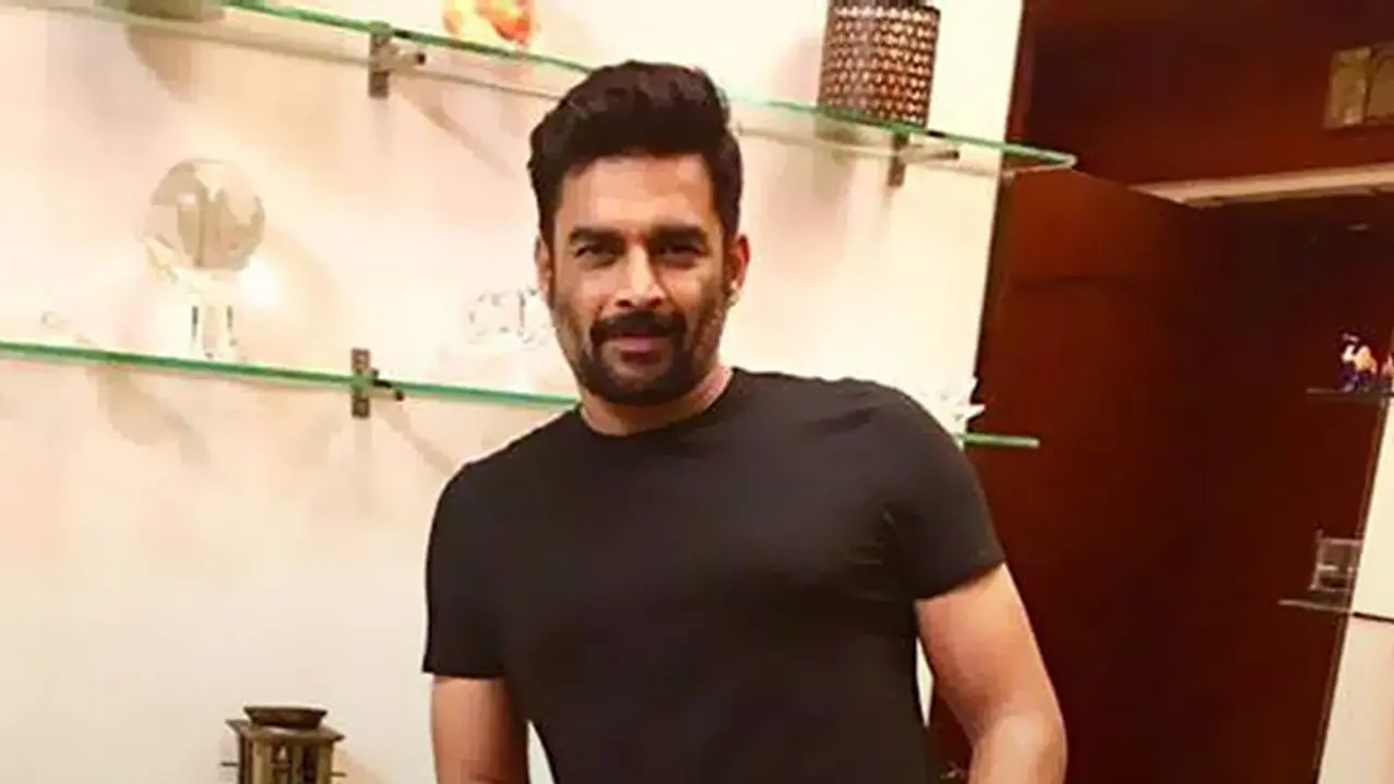 প্রকাশ্যেই বিয়ের প্রস্তাব! ৪৯ এর ম্যাডির প্রেমে হাবুডুবু তরুণী প্রকাশ্যেই বিয়ের প্রস্তাব! ৪৯ এর ম্যাডির প্রেমে হাবুডুবু তরুণী