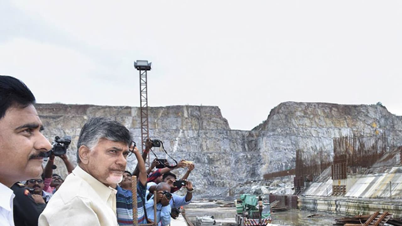 పోలవరంలో అక్రమాలు నిజమే: బాబుకు కేంద్ర మంత్రి ఝలక్ పోలవరంలో అక్రమాలు నిజమే: బాబుకు కేంద్ర మంత్రి ఝలక్