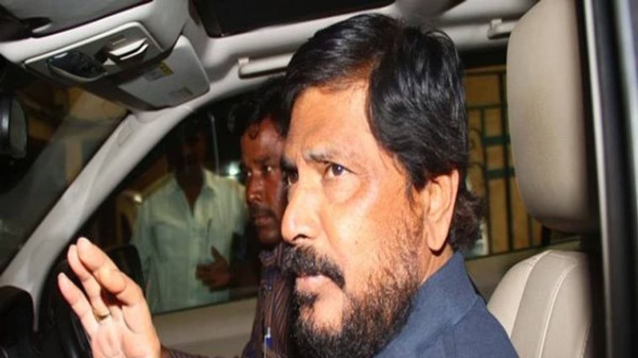 షాక్: కేంద్ర మంత్రిని తోసేసి, కొట్టాడు (వీడియో) షాక్: కేంద్ర మంత్రిని తోసేసి, కొట్టాడు (వీడియో)